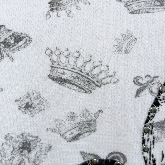 Yvette Mandell White Tee Fleur De Lys Crown Print Small Silver Stud Embellished - Picture 6 of 10